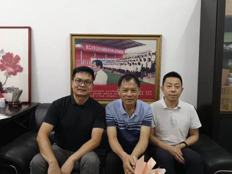 图片包含 人, 室内, 对着, 照片 AI 生成的内容可能不正确。