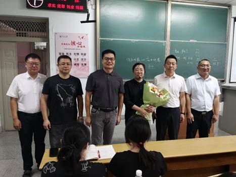 一群人站在一起 AI 生成的内容可能不正确。